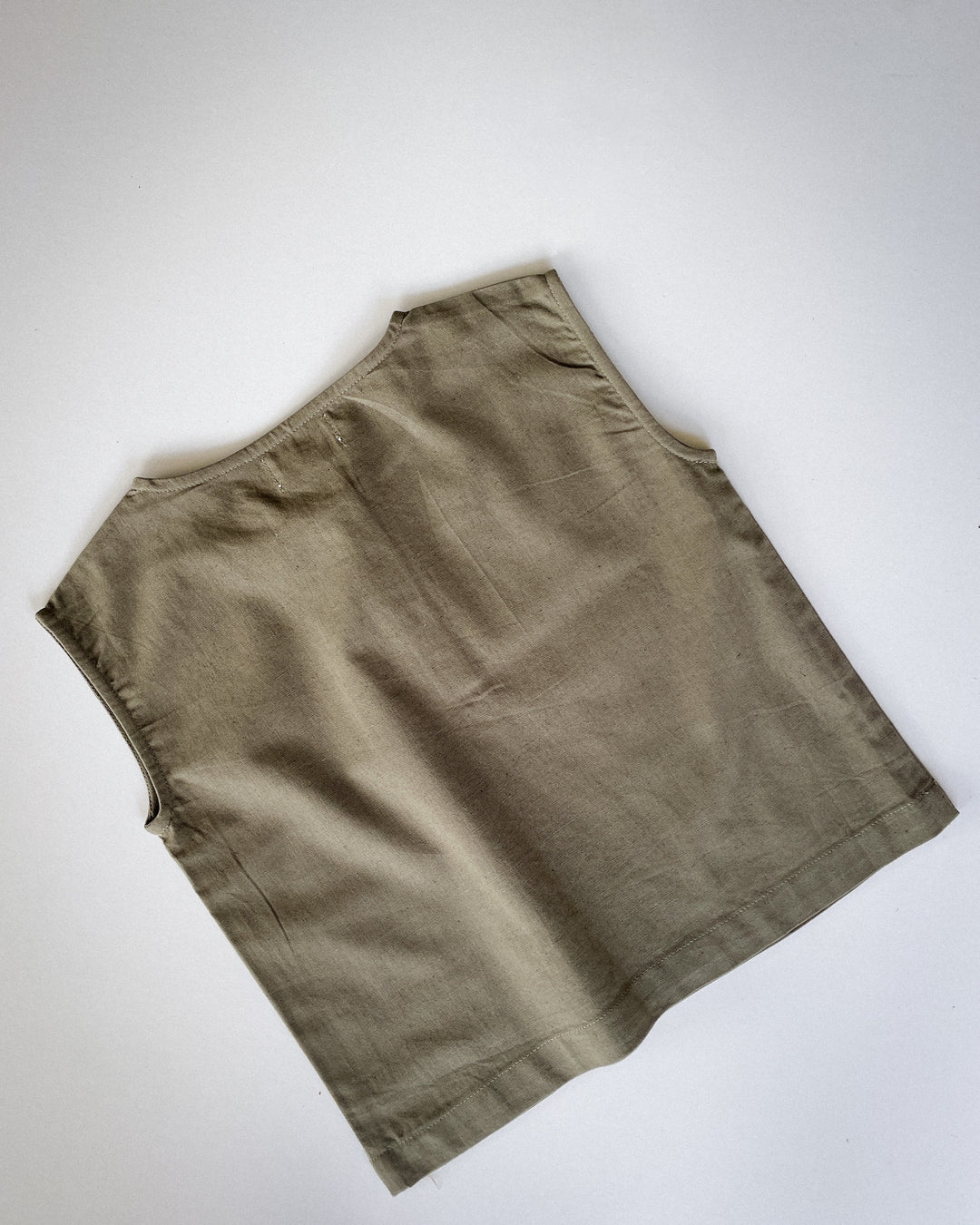 The Summer Days Linen Singlet in Earth Green